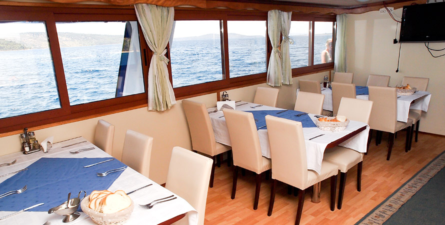 CRUCEROS CROACIA MS PAPE PRVI CRUCEROS COSTA DALMATA EN BARCO PEQUEÑO CRUCEROS COSTA DE CROACIA CREUERS CRUISES CROATIA DALMATIAN COAST